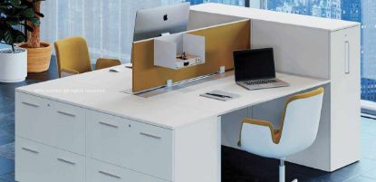 Bench operativo a due postazioni contrapposte con due piani scrivania in melaminico da 140 x 80 cm, schermi divisori rivestiti in tessuto e contenitori portanti con classificatori, cassetti in lamiera d’acciaio verniciata, guide a sfera a estrazione totale, telaio interno per cartelle sospese e top di finitura, dimensioni complessive 226 x 165 cm.