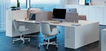 Bench operativo a quattro postazioni composto da quattro piani scrivania in melaminico da 140 x 60 cm, completi di schermi divisori rivestiti in tessuto e classificatori portanti con cassetti estraibili, con piani in truciolare melaminico antiriflesso bordato in ABS e dimensioni complessive 368 x 125 cm.
