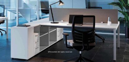 Bench operativo a due postazioni composto da due piani scrivania in melaminico da 160 x 60 cm, completo di schermo divisorio rivestito in tessuto e doppio mobile di servizio portante con cassettiera a tre cassetti, un vano cieco e due vani a giorno, realizzato in truciolare melaminico antiriflesso bordato in ABS e dimensioni complessive 202 x 330 cm.