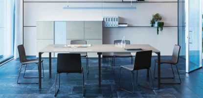 Tavolo riunioni da 330 x 165 cm con piano in truciolare spessore 18 mm nobilitato con resine melaminiche antiriflesso e bordato in ABS, struttura in tubo d’acciaio a sezione quadrata 45 x 45 mm con spigoli raggiati, altezza del piano 74 cm e produzione Made in Italy.