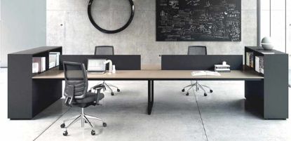 Isola di lavoro per ufficio a quattro postazioni composta da quattro piani operativi da 140 x 80 cm, due screen in nobilitato e due contenitori laterali portanti con ante scorrevoli, serratura centralizzata e vani portadocks lato operatore, realizzata in truciolare nobilitato con resine melaminiche antiriflesso bordato in ABS.