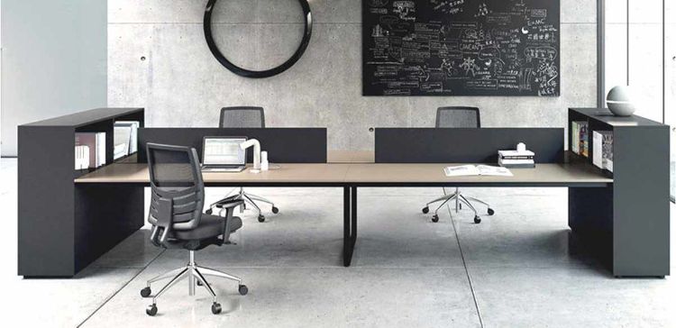 Isola di lavoro per ufficio a quattro postazioni composta da quattro piani operativi da 140 x 80 cm, due screen in nobilitato e due contenitori laterali portanti con ante scorrevoli, serratura centralizzata e vani portadocks lato operatore, realizzata in truciolare nobilitato con resine melaminiche antiriflesso bordato in ABS.