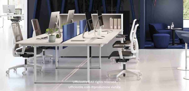 Bench operativo a quattro postazioni composto da quattro piani scrivania da 140 x 60 cm fissati a due mobili contenitori portanti alti 114 cm, con ante scorrevoli, vano a giorno e serratura centralizzata, completo di due screen rivestiti in tessuto ignifugo, struttura metallica verniciata, piedini regolabili e dimensioni complessive 322 x 125 cm.