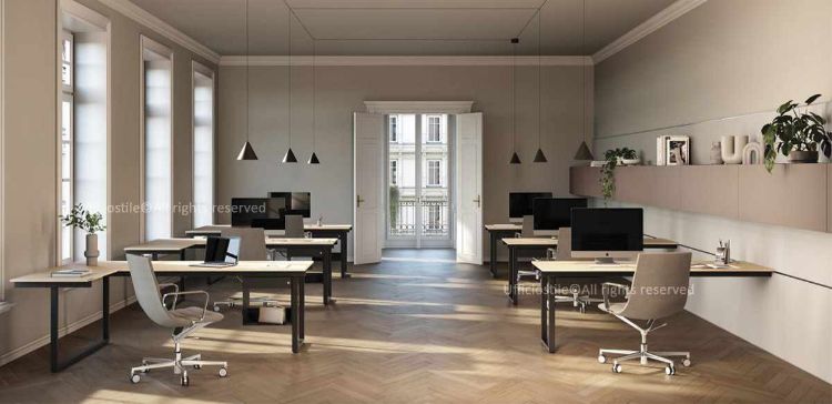 Esempio di arredamento operativo Linea Be in ambiente open space, con postazioni di lavoro realizzate in truciolare spessore 18 mm nobilitato con resine melaminiche antiriflesso, bordi in ABS da 2 mm, materiali certificati FSC®, pannello ecologico LEB e conformità CAM, prodotto Made in Italy.