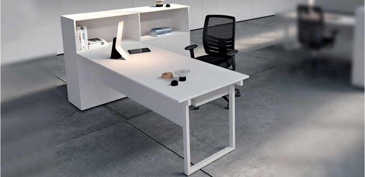 Composizione con scrivania da 120 x 60 cm con piano melaminico e struttura metallica con gamba ad anello, abbinata a libreria portante in melaminico spessore 18 mm con due ante scorrevoli, due vani a giorno portadocks, vani interni con ripiani regolabili e dimensioni complessive 162 x 165 cm.
