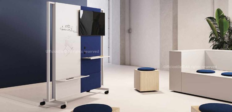 Pannello multifunzione mobile su ruote da 170 x 54 cm, altezza 189 cm, composto da pannello lavagna in MDF bianco scrivibile e pannello porta monitor in melaminico rivestito in tessuto con staffa VESA, foro Ø 8 cm per uscita cavi, predisposizione per prese NETBOX SPOT e due mensole in metallo.
