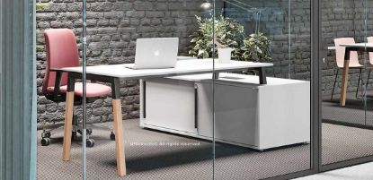 Scrivania operativa da 160 x 80 cm in melaminico finitura bianca, disponibile in diverse finiture, appoggiata su mobile di servizio portante con ante scorrevoli, serratura con cilindro estraibile e predisposizione all’elettrificazione, con struttura composta da gambe in metallo e legno massello di frassino naturale verniciato trasparente.
