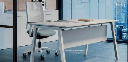 Composizione ufficio con scrivania operativa in melaminico da 160 x 80 cm, struttura in metallo verniciato bianco e veletta di cortesia, abbinata ad armadio contenitore a quattro ante in finitura bianca, composto da due moduli da 90 x 46 cm, con piedini regolabili, serrature con cilindro estraibile e dimensioni totali armadio 180 x 46 cm.