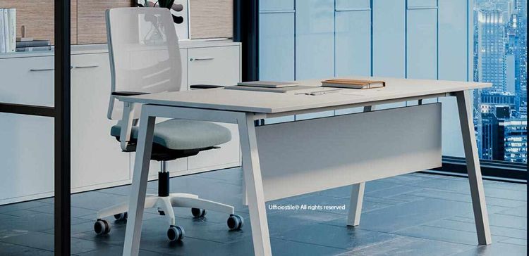 Composizione ufficio con scrivania operativa in melaminico da 160 x 80 cm, struttura in metallo verniciato bianco e veletta di cortesia, abbinata ad armadio contenitore a quattro ante in finitura bianca, composto da due moduli da 90 x 46 cm, con piedini regolabili, serrature con cilindro estraibile e dimensioni totali armadio 180 x 46 cm.