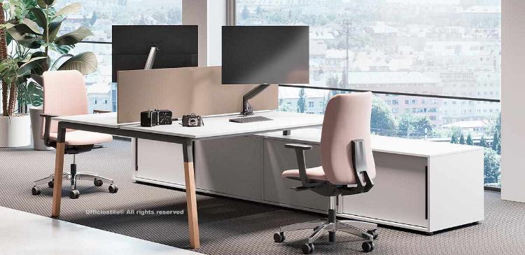 Bench operativo a due posti da 160 x 165 cm in truciolare nobilitato melaminico antiriflesso, con struttura in metallo e legno massello di frassino naturale, schermo divisorio in melaminico, due bracci portamonitor per schermi da 10” a 32” e mobile di servizio portante composto da due moduli con ante scorrevoli e serratura.