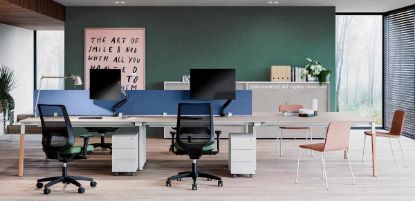Bench operativo a sei postazioni contrapposte da 480 x 125 cm con struttura in metallo e legno massello di frassino naturale, pannelli divisori in truciolare rivestiti in tessuto ignifugo, due cassettiere su ruote e contenitore con ante scorrevoli rivestite in tessuto ignifugo; i bracci portamonitor mostrati nell’immagine non sono compresi nel prezzo.
