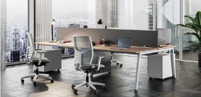Bench a quattro postazioni in melaminico finitura rovere con struttura in metallo verniciato bianco, dimensioni totali 320 x 165 cm, completo di due schermi divisori per protezione e privacy da 160 x 38,5 cm e due cassettiere portadocumenti a due cassetti su ruote con sistema antiribaltamento, serratura con cilindro estraibile e chiusura simultanea.