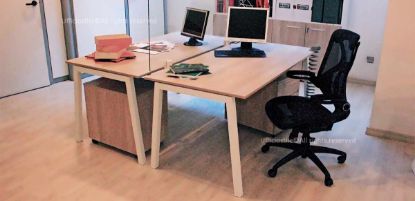 Doppia postazione operativa composta da due scrivanie in melaminico da 160 x 80 cm con struttura in metallo verniciato bianco e due cassettiere su ruote a tre cassetti da 42 x 56 cm ciascuna; il frontal panel in vetro visibile nell’immagine non è compreso nel prezzo.