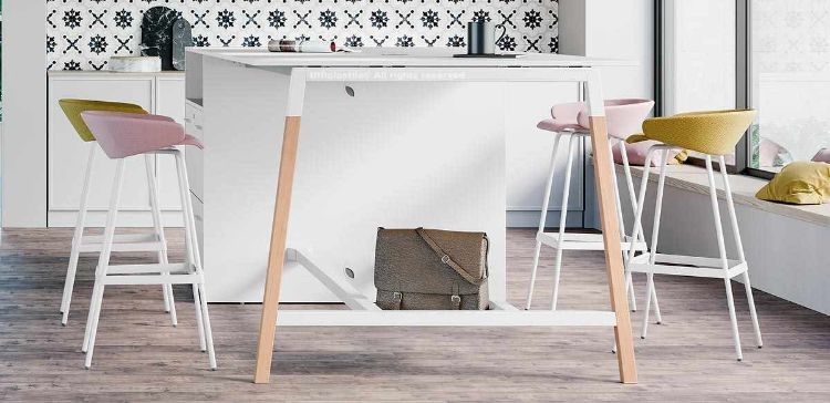 Tavolo appeso multifunzione alto 105 cm con piano in melaminico finitura bianco da 180 x 125 cm appoggiato su mobile portante, struttura con gambe in metallo e legno massello di frassino naturale, elemento contenitore da 104 x 125 cm con due tappi passacavi e armadio con due classificatori estraibili portacartelle.