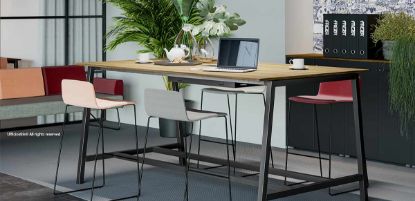 Tavolo team alto 105 cm realizzato in nobilitato melaminico con finitura rovere, dimensioni 140 x 125 cm, con struttura composta da quattro gambe in metallo, due travi poggiapiedi verniciate nero e piedini regolabili per il livellamento.