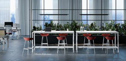 Tavolo alto 105 cm realizzato in nobilitato melaminico con finitura bianca, dimensioni 160 x 125 cm, con struttura composta da quattro gambe in metallo, due travi poggiapiedi verniciate bianco e piedini regolabili per il livellamento; nell’immagine sono visibili due tavoli, ma la quotazione riguarda un singolo tavolo.