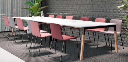 Tavolo riunioni composto da 280 x 125 cm con piano in nobilitato melaminico, struttura con quattro gambe laterali in metallo e legno massello di frassino naturale verniciato trasparente e gamba centrale a muretto in metallo.