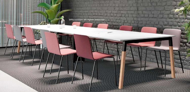 Tavolo riunioni composto da 280 x 125 cm con piano in nobilitato melaminico, struttura con quattro gambe laterali in metallo e legno massello di frassino naturale verniciato trasparente e gamba centrale a muretto in metallo.