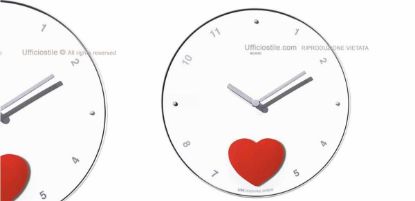Immagine di Orologio a pendolo con cuore rosso