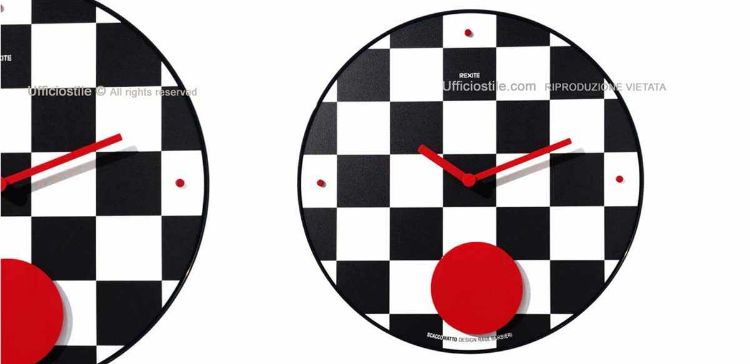 Immagine di Orologio a pendolo con quadrante a scacchiera