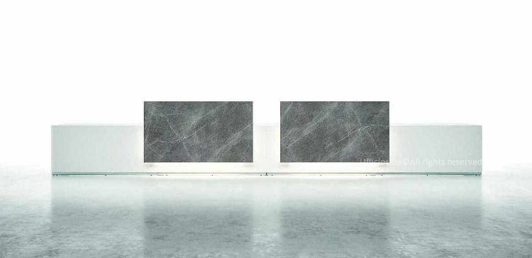 Immagine di Bancone reception con mensole in vetroceramica
