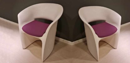 Coppia di poltroncine Kuark fine esposizione in polietilene colore bianco, con cuscino removibile e sfoderabile rivestito in tessuto categoria D colore D477.