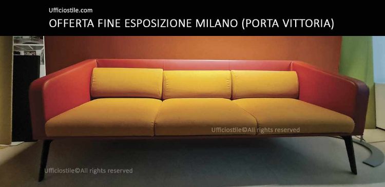 Divano 3 posti fine esposizione con struttura verniciata nera, schienale e braccioli rivestiti in ecopelle cat. R colore AU09, cuscini e seduta rivestiti in tessuto cat. G colore R43.