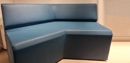Divano fine esposizione con modulo da 135° chiuso, larghezza 155 cm, schienale con entrambi i terminali dritti e rivestimento categoria TS2 colore ZS07KF.