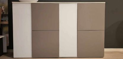 Madia fine esposizione con dimensioni cm 200 x 46 x 123 h, scocca in melaminico bianco, 4 ante in melaminico tortora, 2 ante in vetro acidato esterno e retroverniciato bianco interno, apertura push pull e top in melaminico bianco.