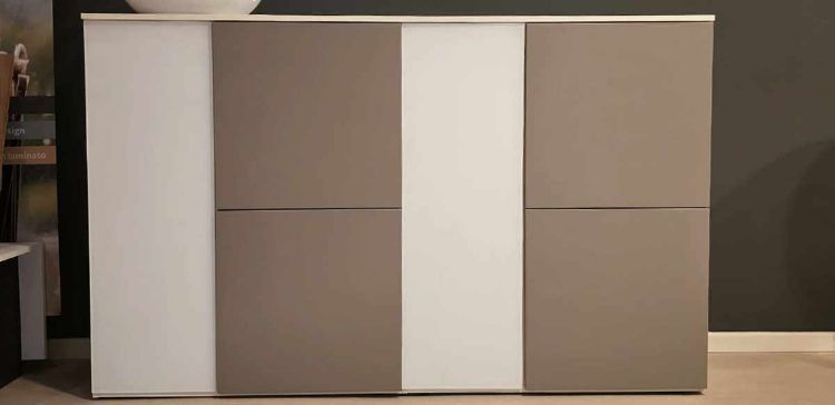 Madia fine esposizione con dimensioni cm 200 x 46 x 123 h, scocca in melaminico bianco, 4 ante in melaminico tortora, 2 ante in vetro acidato esterno e retroverniciato bianco interno, apertura push pull e top in melaminico bianco.