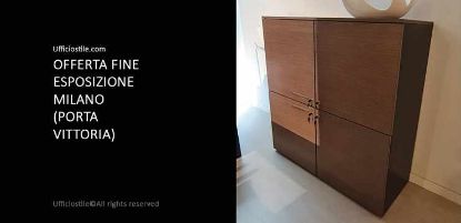 Madia fine esposizione a 4 ante con dimensioni cm 120 x 46 x 123 h, scocca e piani in melaminico nero, ante e top in melaminico noce Canaletto e maniglia tipo B colore cromo.