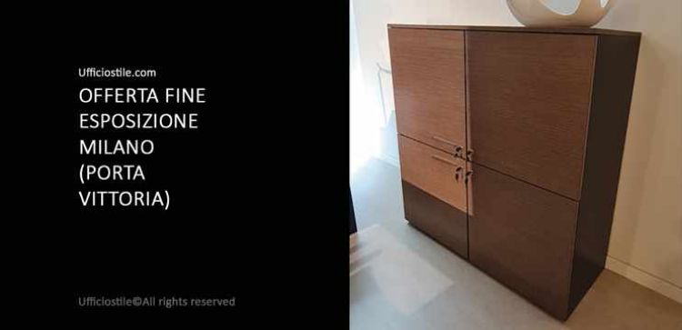 Madia fine esposizione a 4 ante con dimensioni cm 120 x 46 x 123 h, scocca e piani in melaminico nero, ante e top in melaminico noce Canaletto e maniglia tipo B colore cromo.
