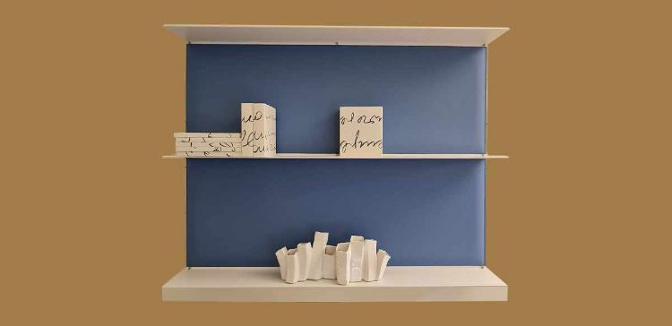 Pannello fonoassorbente fine esposizione cm 159 x 59 h con imbottitura interna in poliestere a densità variabile Snowsound® Technology, rivestimento esterno in tessuto Trevira CS® e mensola in acciaio verniciato con polveri epossidiche.