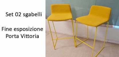 Coppia di sgabelli h.75 fine esposizione con monoscocca in multistrato di faggio imbottito, telaio a slitta in tondino d’acciaio verniciato giallo mais e finitura Jet cat. F colore JTGM.