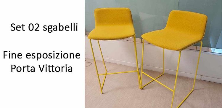 Coppia di sgabelli h.75 fine esposizione con monoscocca in multistrato di faggio imbottito, telaio a slitta in tondino d’acciaio verniciato giallo mais e finitura Jet cat. F colore JTGM.