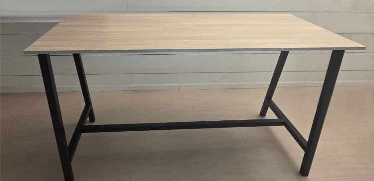 Tavolo fine esposizione h.105 cm con dimensioni cm 180 x 80 x 105 h, struttura in metallo verniciato nero e piano in melaminico finitura rovere, disponibile come offerta Ufficiostile fine esposizione.