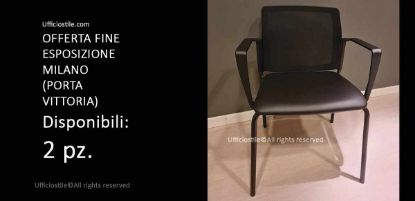 Seduta fissa fine esposizione con schienale in rete nera e struttura perimetrale in polipropilene, telaio a 4 gambe in acciaio verniciato nero, braccioli fissi in polipropilene nero e sedile imbottito finitura cat. V colore V355.