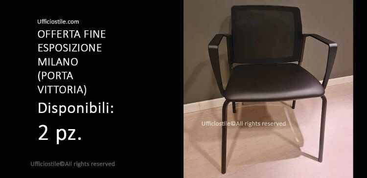 Seduta fissa fine esposizione con schienale in rete nera e struttura perimetrale in polipropilene, telaio a 4 gambe in acciaio verniciato nero, braccioli fissi in polipropilene nero e sedile imbottito finitura cat. V colore V355.