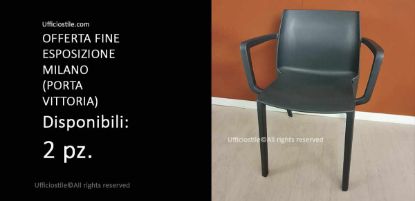 Sedia impilabile monoblocco fine esposizione in polipropilene rinforzato fibra vetro, con braccioli integrati, colore grigio ardesia e disponibilità di 2 pezzi come offerta Ufficiostile fine esposizione.