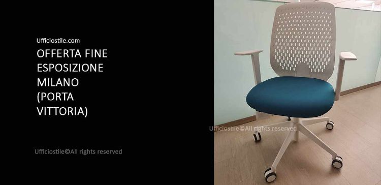 Poltroncina ergonomica fine esposizione con schienale in polipropilene microforato flessibile bianco, base a 5 razze, elevazione a gas, meccanismo syncron autoregolante, braccioli fissi in nylon e finitura Xtreme cat. C colore C340.