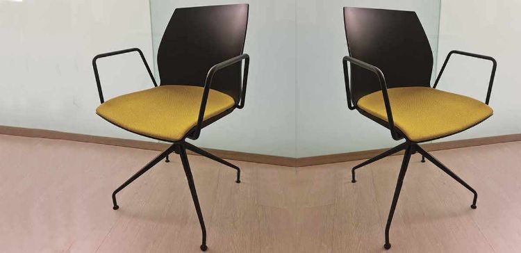 Coppia di sedute girevoli Kalea fine esposizione con scocca in polipropilene, sedile imbottito e rivestito, retroschienale lucido e braccioli, disponibili come offerta Ufficiostile fine esposizione.