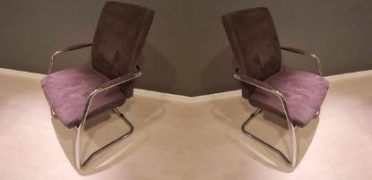 Coppia di sedute fisse su slitta fine esposizione con schienale in polipropilene, telaio in acciaio cromato, braccioli con top rivestiti, finitura cat. F colore F504 e retro schienale tappezzato opzionale.