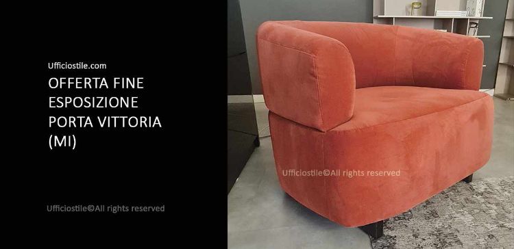 Poltrona attesa fine esposizione con struttura interna in multistrato di faggio, imbottitura in poliuretano espanso e piedi in legno verniciati neri, disponibile come offerta Ufficiostile fine esposizione.