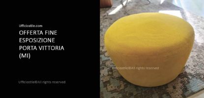 Pouf circolare fine esposizione da cm 55 x 32 h, con struttura interna in legno, imbottitura in poliuretano espanso e piedini in polipropilene, disponibile come offerta Ufficiostile fine esposizione.