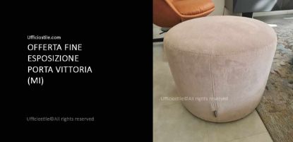 Pouf circolare fine esposizione da 55 cm con altezza 43 cm, struttura interna in legno, imbottitura in poliuretano espanso e piedini in polipropilene, disponibile come offerta Ufficiostile fine esposizione.