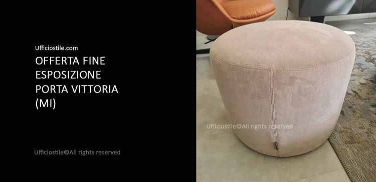 Pouf circolare fine esposizione da 55 cm con altezza 43 cm, struttura interna in legno, imbottitura in poliuretano espanso e piedini in polipropilene, disponibile come offerta Ufficiostile fine esposizione.
