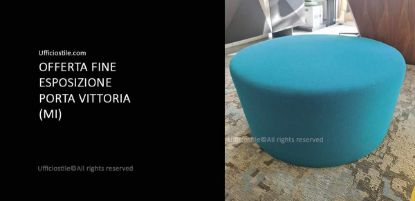 Pouf circolare fine esposizione da 87 cm con altezza 43 cm, struttura interna in legno, imbottitura in poliuretano espanso e piedini in polipropilene, disponibile come offerta Ufficiostile fine esposizione.