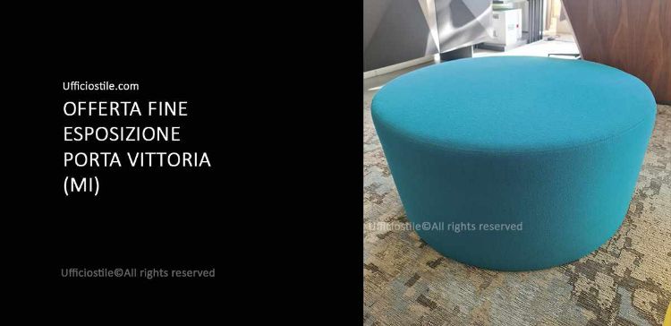 Pouf circolare fine esposizione da 87 cm con altezza 43 cm, struttura interna in legno, imbottitura in poliuretano espanso e piedini in polipropilene, disponibile come offerta Ufficiostile fine esposizione.