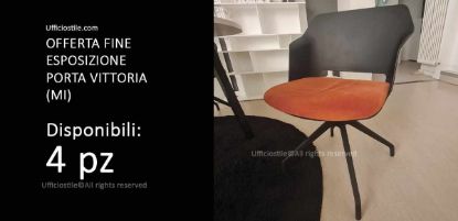 Poltroncina monoscocca fine esposizione con scocca in polipropilene nero, base a 4 razze in polipropilene nero e sedile imbottito e rivestito, disponibile come offerta Ufficiostile fine esposizione.