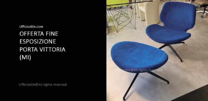 Poltrona e pouf fine esposizione con poltrona in legno curvato imbottita in poliuretano espanso e completamente rivestita, telaio girevole a 4 razze in alluminio nero e pouf coordinato con base girevole.
